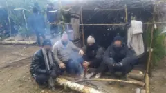 Grupo de cubanos en el campamento.