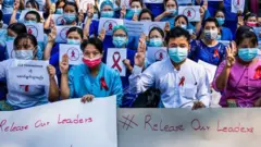 म्यांमार तख़्तापलट: सेना के ख़िलाफ़ आम लोगों का आंदोलन तेज़, शिक्षक-छात्र प्रदर्शनों में शामिल