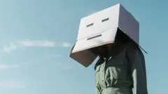 Mujer con caja en la cabeza