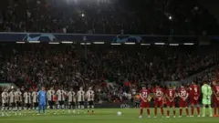 لاعبو ليفربول وأياكس يقفان دقيقة صمت تكريما للملكة إليزابيث
