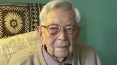 ১১২ বছর বয়স্ক বব ওয়েটন।