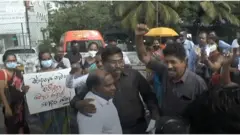 රක්ෂිත බන්භානගරගත කර සිටි ලංකා ගුරු සංගමයේ ප්‍රධාන ලේකම් ජෝශප් ස්ටාලින් අද (අගෝස්තු 08) අධිකරණයෙන් ඇප ලැබීමෙන් අනතුරුව කොළඹ, ලිප්ටන් වටරවුමේ පැවති විරෝධතාවයකට එක්විය.