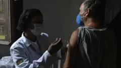 Profissional de saúde vacina homem