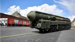 রাশিয়ার আন্তমহাদেশীয় ইয়ার্স ক্ষেপণাস্ত্র। এরকম ক্ষেপণাস্ত্রের পরীক্ষা চালানো হয়েছে মহড়ার সময়।