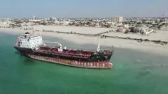 لماذا قضى 5 رجال نحو 4 سنوات على متن سفينة قبالة سواحل الإمارات؟
