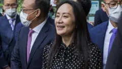 Мэн Ваньчжоу на выходе из освободившего ее Верховного суда канадской провинции Британская Колумбия