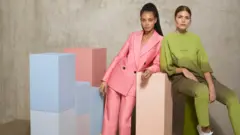 Deux mannequins portent des produits Zalando, un costume rose et vert