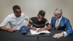 Chukwueze ebinyela aka n'akwụkwọ isonyere Roc Nation Sports