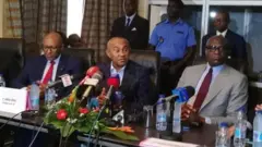 Le président de la CAF Ahmad Ahmad, en séance de travail avec les autorités camerounaises à Yaoundé.