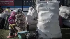 Suriyeli bir mülteci ve çocuğu