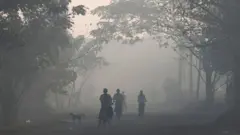 စက်မှုဇုန်ကိုသွားနေသူတွေ
