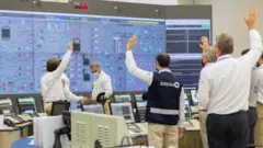 원전 가동이 시작되자 바라카 직원들이 환호하고 있다