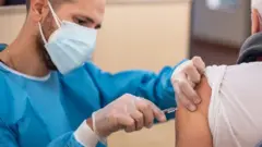 Hơn năm triệu người - từ các nhóm ưu tiên ba và bốn - từ hôm thứ Hai 18/01 sẽ được mời để tham gia chủng ngừa.