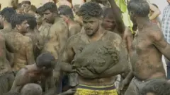 ඉන්දියාව: හින්දු දෙවියෙකු සැමරීමට ගොම සටනක්