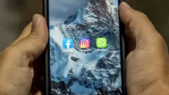 Ibirango bya Facebook, Instagram, na WhatsApp bigaragara kuri telefone ndenganwa igezweho, ku itariki ya 5/10/2021