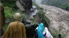 ২০১৩ সালে যখন উত্তরাখণ্ডের কেদারনাথ এবং আরো কয়েকটি স্থান ব্যাপক বন্যার কবলে পড়ে(ফাইল ফটো।)