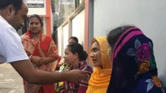 বরগুনায় একটি কোচিং সেন্টারের সামনে অপেক্ষমান কয়েকজন অভিভাবক বিবিসির সাথে কথা বলছেন।