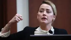 Amber Heard declara contra su exesposo Johnny Depp en el Tribunal del Circuito del Condado de Fairfax en Fairfax, Virginia, Estados Unidos, el 5 de mayo de 2022.