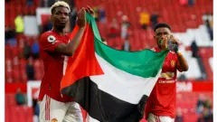 بول بوغبا وأحمد ديالو يرفعان العلم الفلسطيني