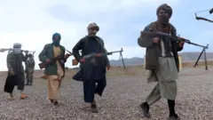 ورځپاڼه وايي طالبانو په دې باور چې گواکې برلاسي دي له افغان حکومت سره چې په نړيواله کچه په رسميت پېژندل شوى، له خبرو اترو او د خپلو مرگونو بريدونو له لاس پر سر کېدو ډډه کړې.