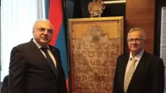 آرمن سمباتیان، سفیر ارمنستان (سمت چپ) در کنار اسحاق کارمل کاگان، مدیرکل اوراسیای وزارت امور خارجه اسرائیل