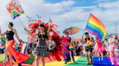 โกดังภาพวาดส์/Singkhot Photo