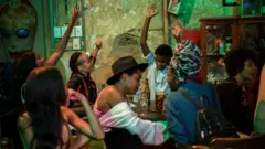 Karaoké nocturne dans le bar le plus populaire de Windhoek, en Namibie, le 11 mai 2016.