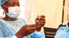Une infirmière prépare un vaccin contre le Covid