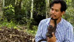 جان هغې بیزګانې ساتي او مېشتوي، چې مخکې به د کولمبیا امازون کې ښکاریانو ښکار کولې. دی غواړي په سیمه کې دا دود بدل کړي چې حیوانات باید نور د غوښې لپاره ښکار نه شي.