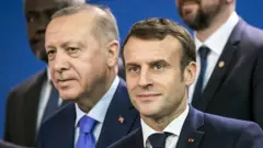 مکرون (راست) و اردوغان در ژانویه ۲۰۲۰ در برلین در مورد لیبی گفتگو کردند