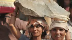 నిర్మాణ రంగ పనుల్లో ఒక మహిళ