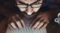 Hombre mirando una pantalla de computador