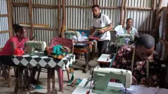 Ubashonyi bahurikiye mu mugwi Kolakisa (Urumuri) bafasha izindi mpunzi mu kubashonera kuri make bakanakira abashaka kwiga uwo mwuga.