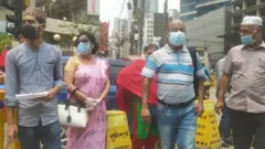 মাস্ক আছে, কিন্তু সামাজিক দূরত্ব নাই