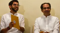 శివసేన అధినేత ఉద్ధవ్ ఠాక్రే(కుడి), ఆయన కుమారుడు, పార్టీ నేత పార్టీ నేత ఆదిత్య ఠాక్రే
