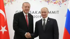 إردوغان (إلى اليسار) مصافحا بوتين