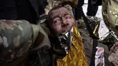спасенный из-под завалов мужчина