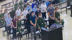 Hai bị cáo bị xét xử về tội “vi phạm quy định về kế toán gây hậu quả nghiêm trọng” trong khi 12 bị cáo còn lại bị xét xử về tội “buôn lậu”.
