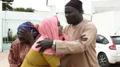 Les membres d'une famille se consolent devant l'hôpital Mame Abdoul Aziz Sy Dabakh, où onze bébés sont décédés à la suite d'un défaut électrique, à Tivaouane, le 26 mai 2022.