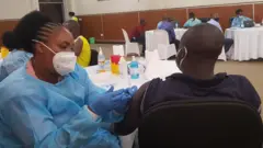 Minisiteri y'ubuzima iravuga ko abantu 257,449 bamaze guterwa urukingo rwa Covid-19, hibanzwe ku bari mu cyiciro cy'abarusha abandi ibyago byo kwandura