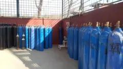 अस्पतालमा राखिएका अक्सिजन सिलिन्डर