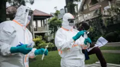 Des membres du personnel du ministère congolais de la santé effectuent un test COVID-19 dans une résidence privée à Goma, au nord-est de la République démocratique du Congo