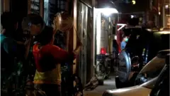 রান্নার হাড়ি বাজিয়ে ইয়াঙ্গনের রাস্তায় প্রতিবাদ জানায় স্থানীয়রা।