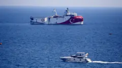 Oruç Reis gemisi, Antalya Limanı açıklarına demirledi.
