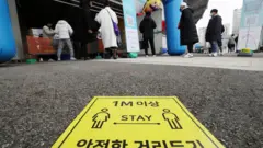 '3차 대유행'이 확산되는 가운데 29일 신규 확진자 수는 450명 늘어 누적 3만3824명이 됐다