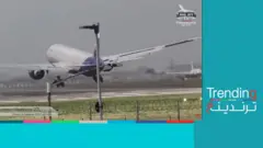 طائرة تهبط في مطار هيثرو