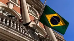 Com bandeira a meio mastro, Bolsonaro discursa a apoiadores na sacada da residência do embaixador em Londres