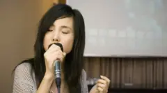 امرأة تغني