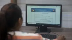अनलाइन आवेदन भर्दै