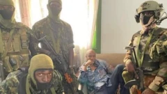Nyuma yo kumara imyaka 10 ku butegetsi harimo na manda ya gatatu itavugwaho rumwe, Perezida wa Guinea Alpha Condé yafunzwe n'abasirikare mu kwezi kwa cyenda, batangaza ko bafashe ubutegetsi - basohora n'iyi foto ngo berekane ufite ububasha mu gihugu.